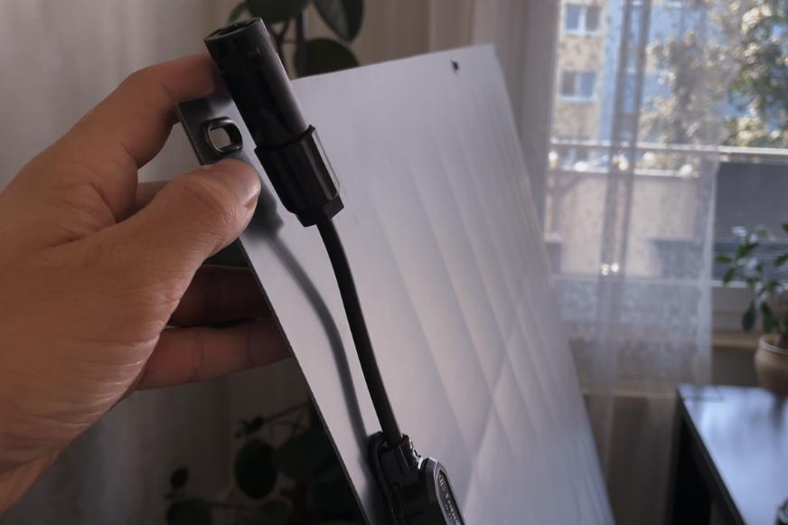 Das Solago flexible und ultraleichte Solarmodul wird im Profil gezeigt und es wird gezeigt wie flach es ist.